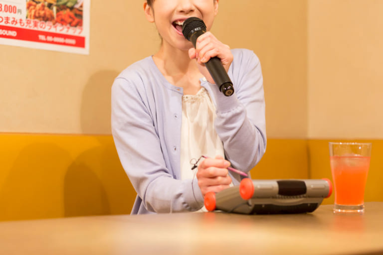 カラオケで喉に負担が少ない飲み物、避けたほうがいい飲み物は?オススメのドリンクを紹介 ボイトレブック powered by シアー カラオケで喉に負担が少ない飲み物、避けたほうがいい飲み物は?オススメのドリンクを紹介 ボイトレブック powered by シアー